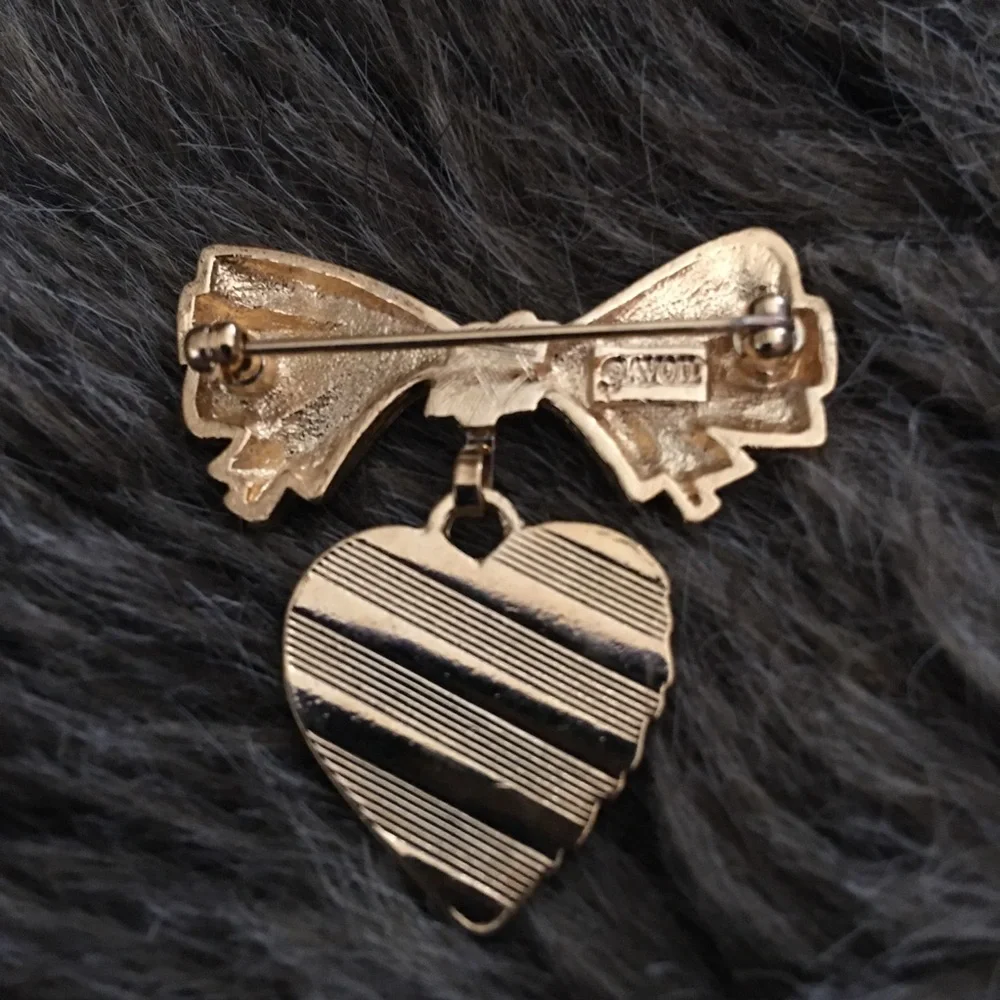 Vintage 80s Avon gold tone heart bow brooch pin